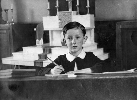 Etienne als achtjarige op de schoolbanken